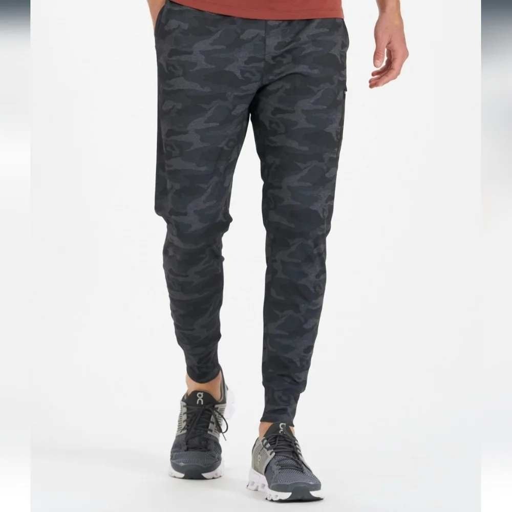 Vuori Joggers Men XXL Vuori Men's XXL Sunday Performance Pants Black Camo Active